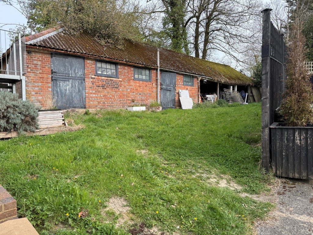Lot: 39 - STABLES AND LAND WITH PLANNING IN SOUGHT AFTER LOCATION - The Stables